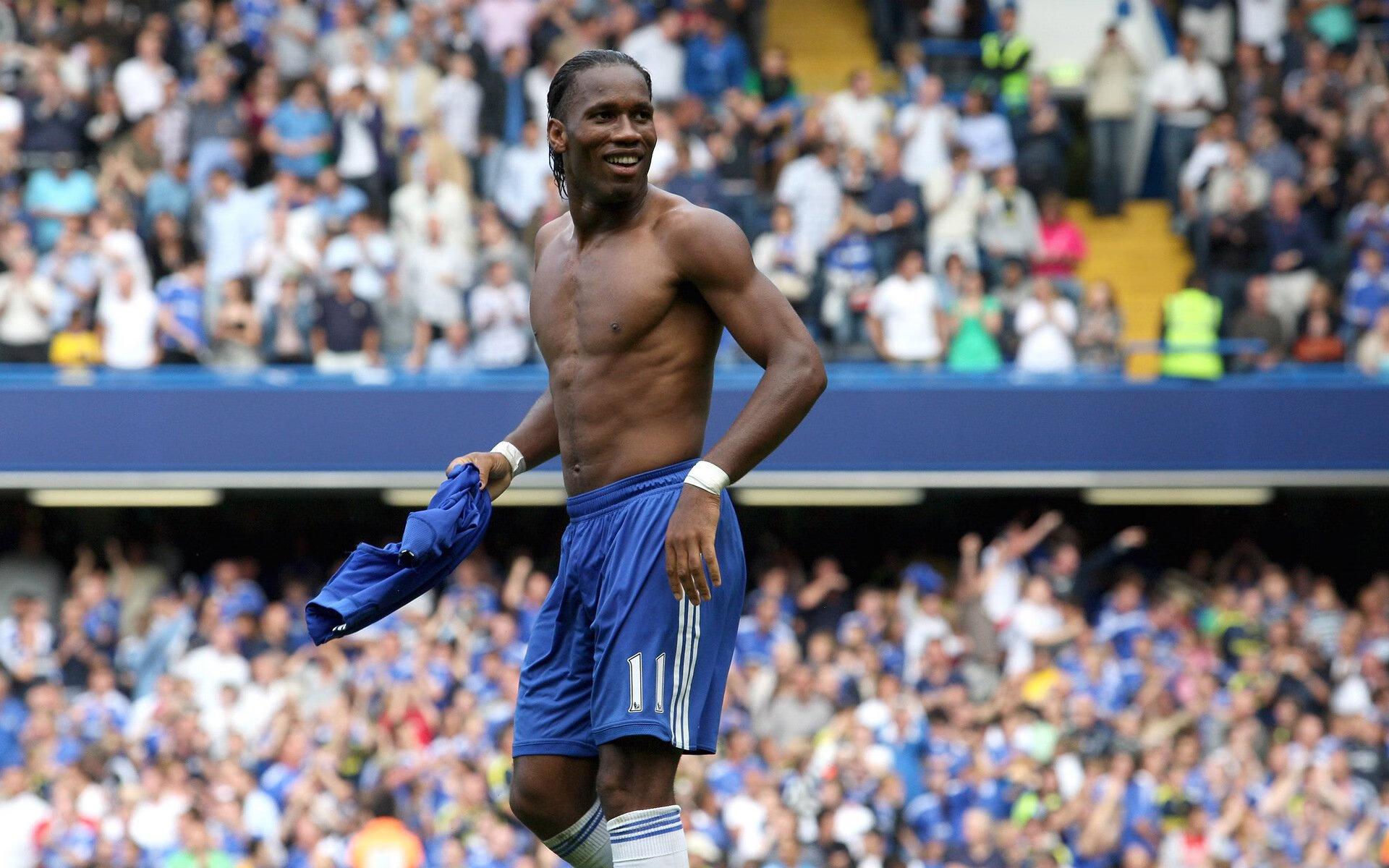 俱乐部与品牌联合推出限定版周边增加粉丝参与感，俱乐部官方